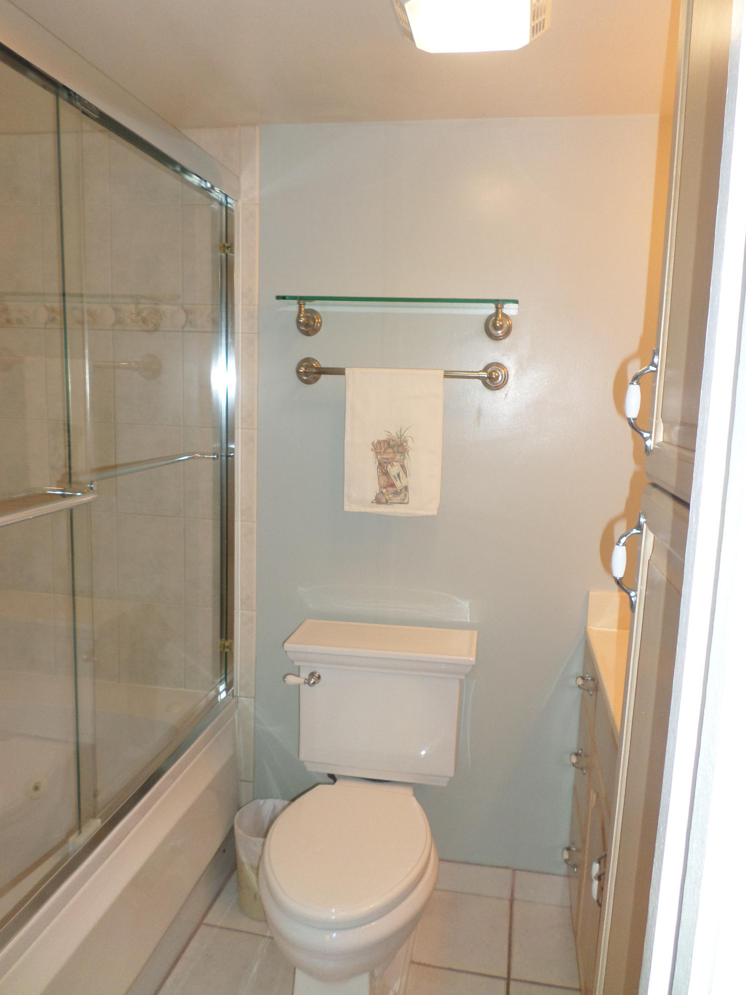 40 High Point Road, Unit C104 Tavernier, FL 33070 - Photo 6 of 25 Downstairs Full Bath With Jet Tub