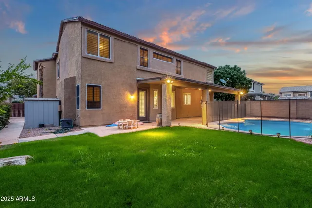 a view of a backyard