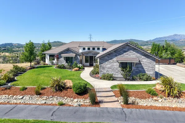 $1,225,000 | 880 Santa Cruz Drive, Redding, CA 96003