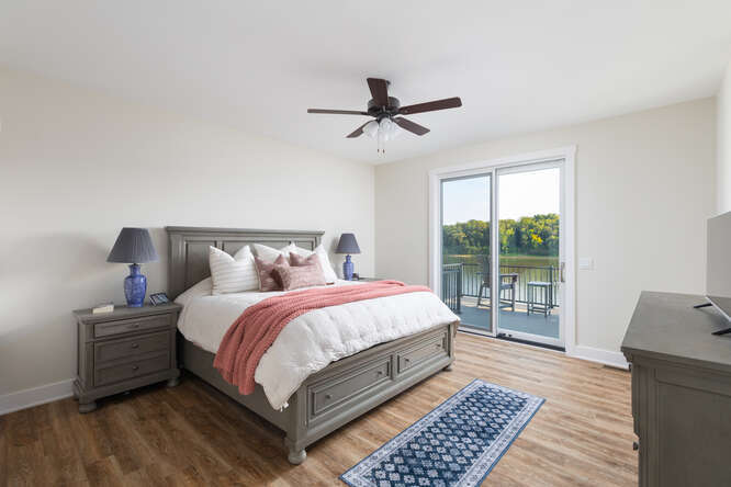 305 Leeward Way Ottawa, IL 61350 - Photo 34 of 53 a bedroom with a large bed and a window