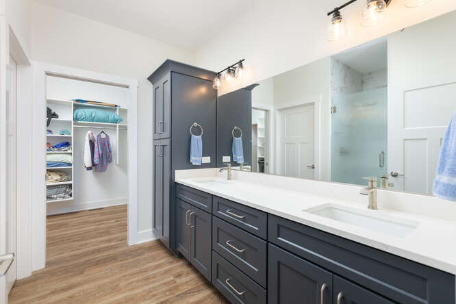 305 Leeward Way Ottawa, IL 61350 - Photo 35 of 53 a spacious bathroom with a double vanity sink and a mirror