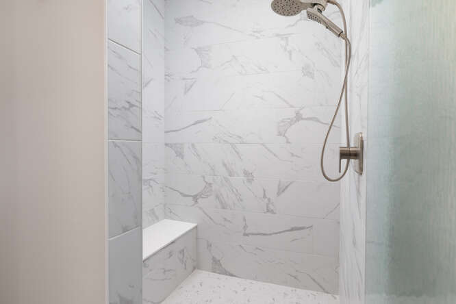 305 Leeward Way Ottawa, IL 61350 - Photo 37 of 53 a bathroom with a shower