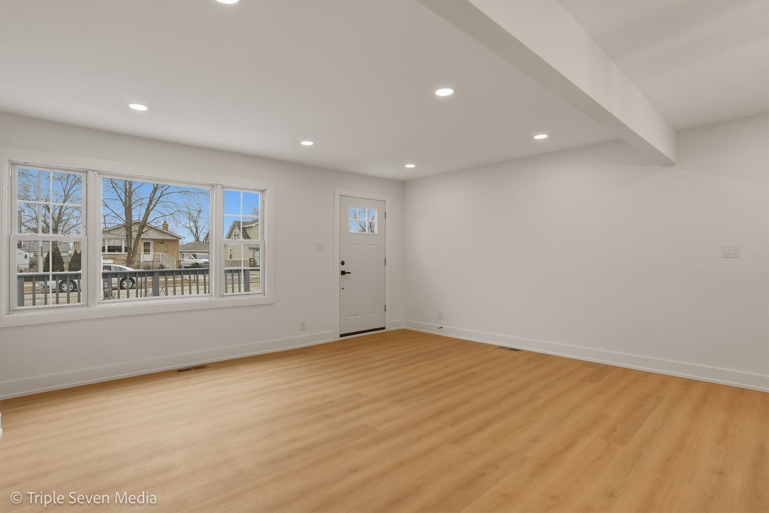 5831 81st Place Burbank, IL 60459 - Photo 15 of 31 a view of an empty room with a window