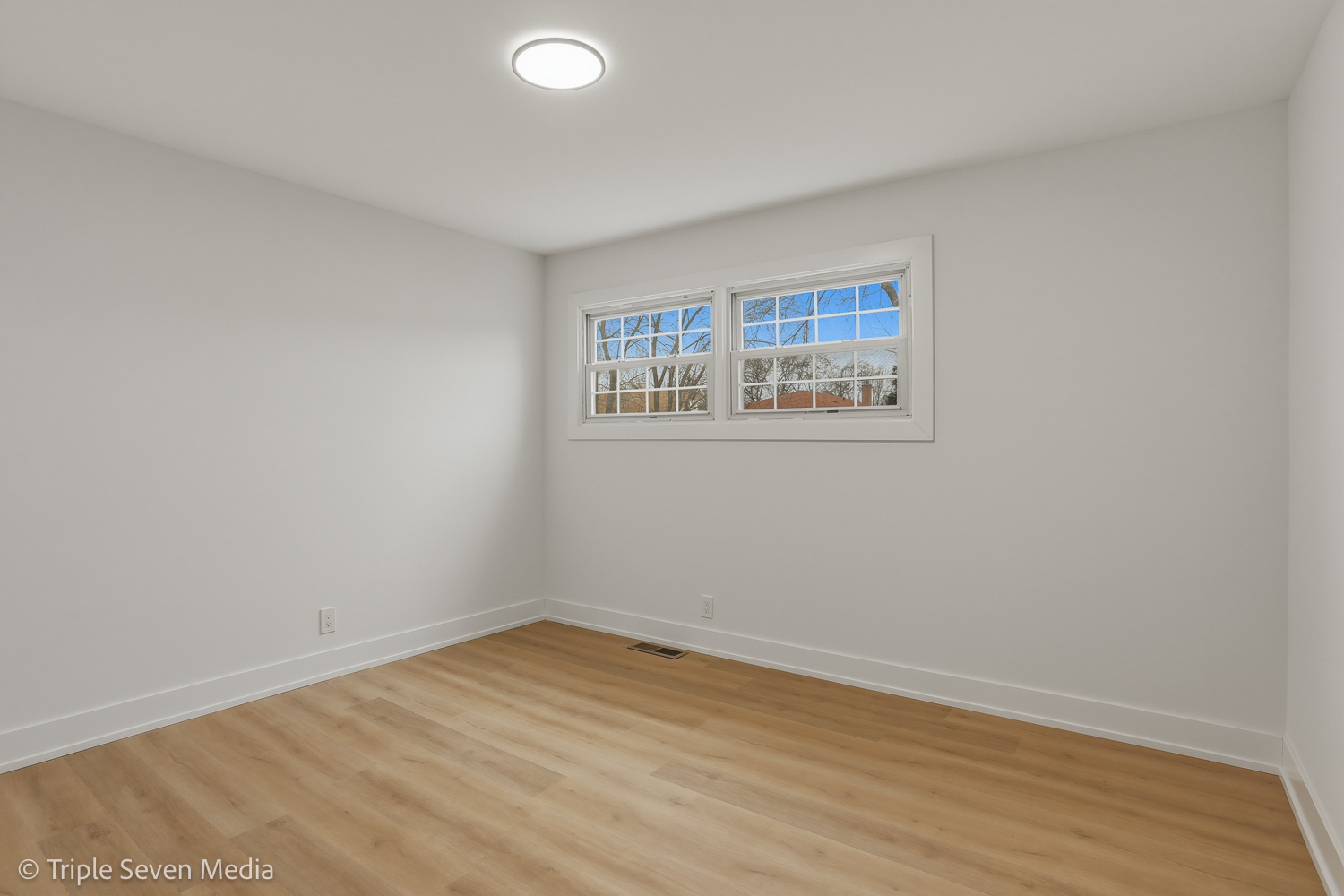 5831 81st Place Burbank, IL 60459 - Photo 18 of 31 wooden floor in an empty room