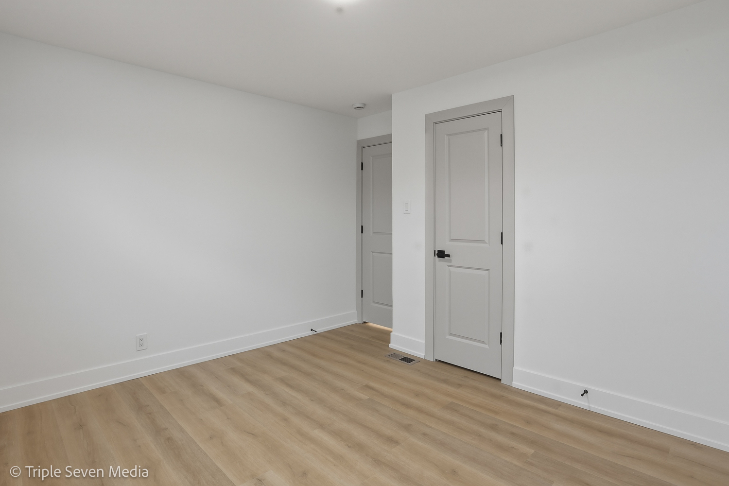 5831 81st Place Burbank, IL 60459 - Photo 19 of 31 wooden floor in an empty room