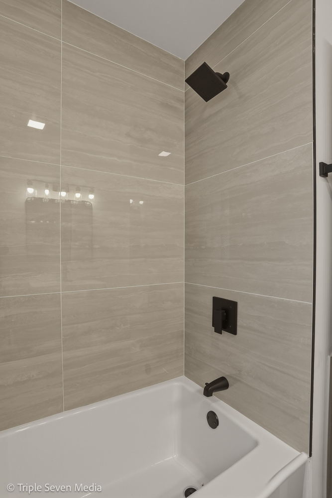 5831 81st Place Burbank, IL 60459 - Photo 21 of 31 a bathroom with a bathtub