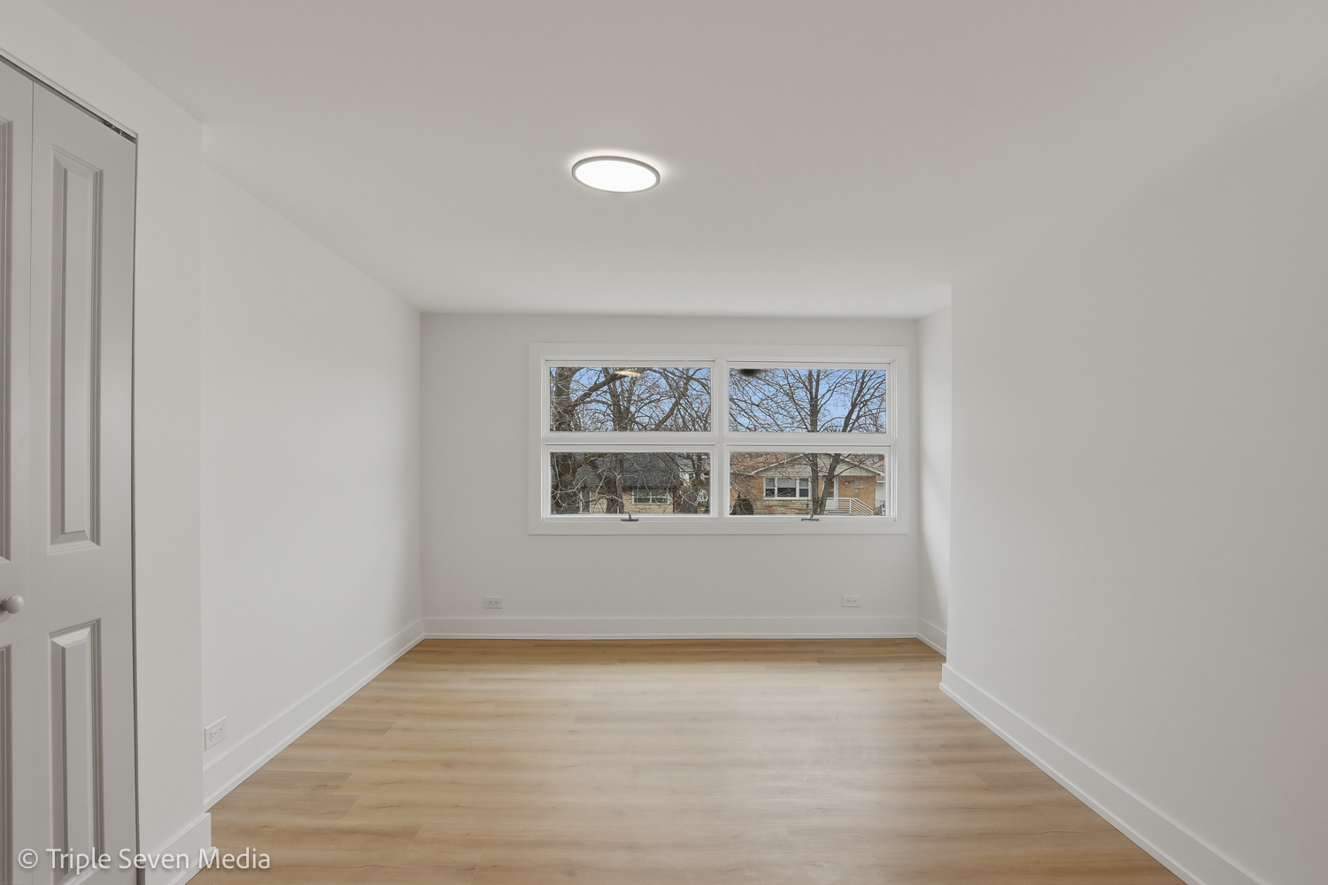 5831 81st Place Burbank, IL 60459 - Photo 25 of 31 a view of an empty room with a window