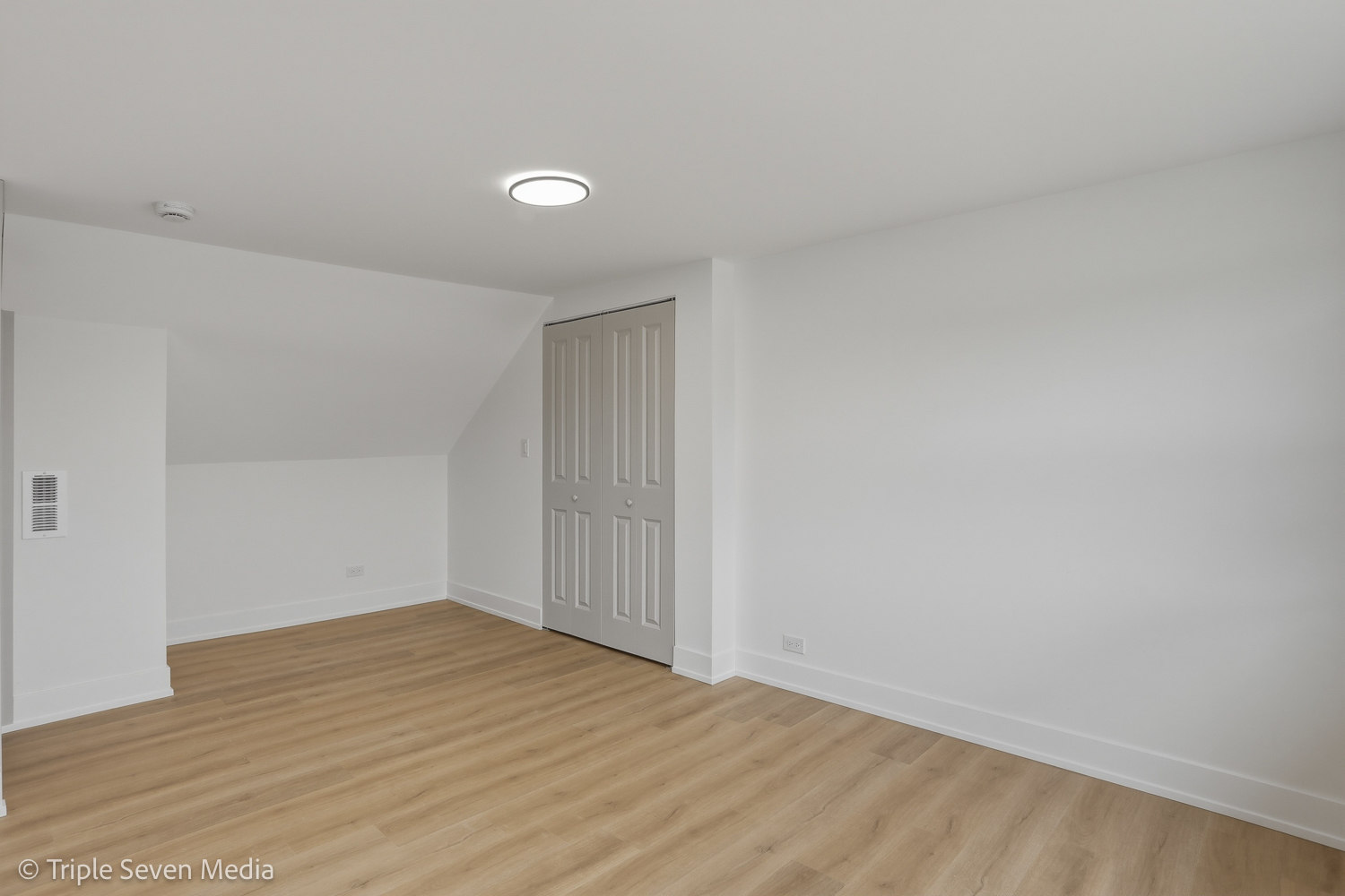 5831 81st Place Burbank, IL 60459 - Photo 27 of 31 a view of an empty room