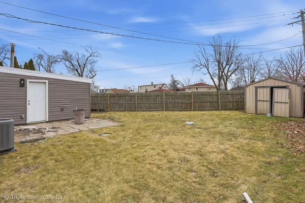 a view of a backyard