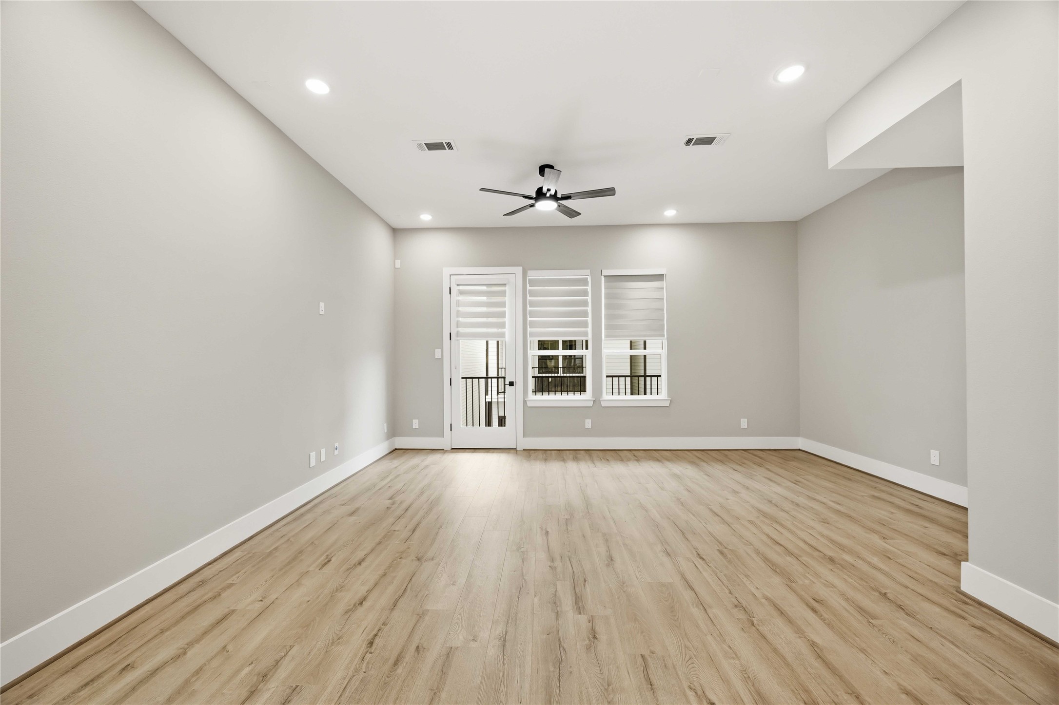 4013 Griggs Road, Unit B Houston, TX 77021 - Photo 4 of 9 Living room lets out to the balcony