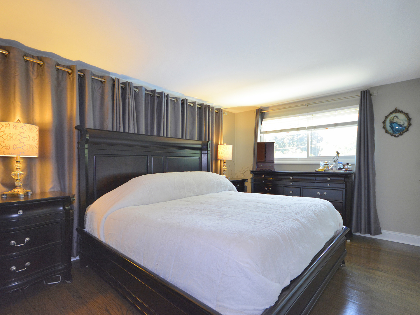 100 Ambleside Road Des Plaines, IL 60016 - Photo 6 of 15 a bed sitting in a bedroom next to a window