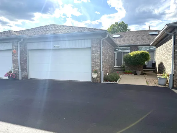 $260,000 | 48607 Sugarbush Court, Utica, MI 48315