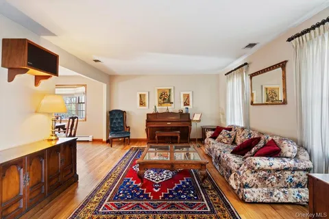 $1,375,000 | 18 Barry Lane, Syosset, NY 11791