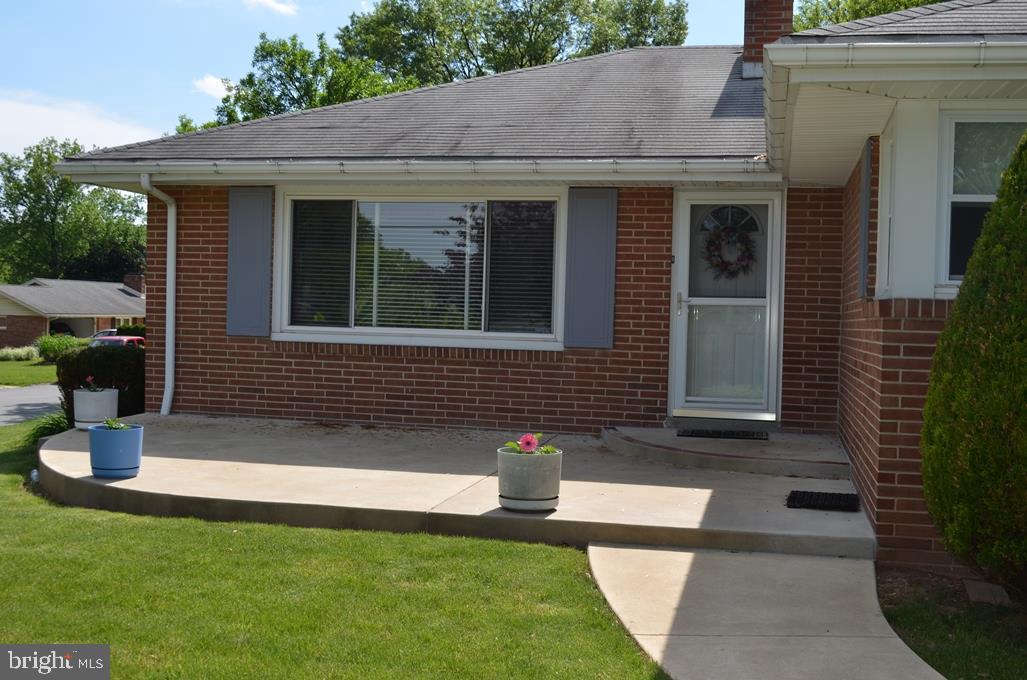 795 Woodberry Road York, PA 17403 - Photo 3 of 29 Gallery Image 3