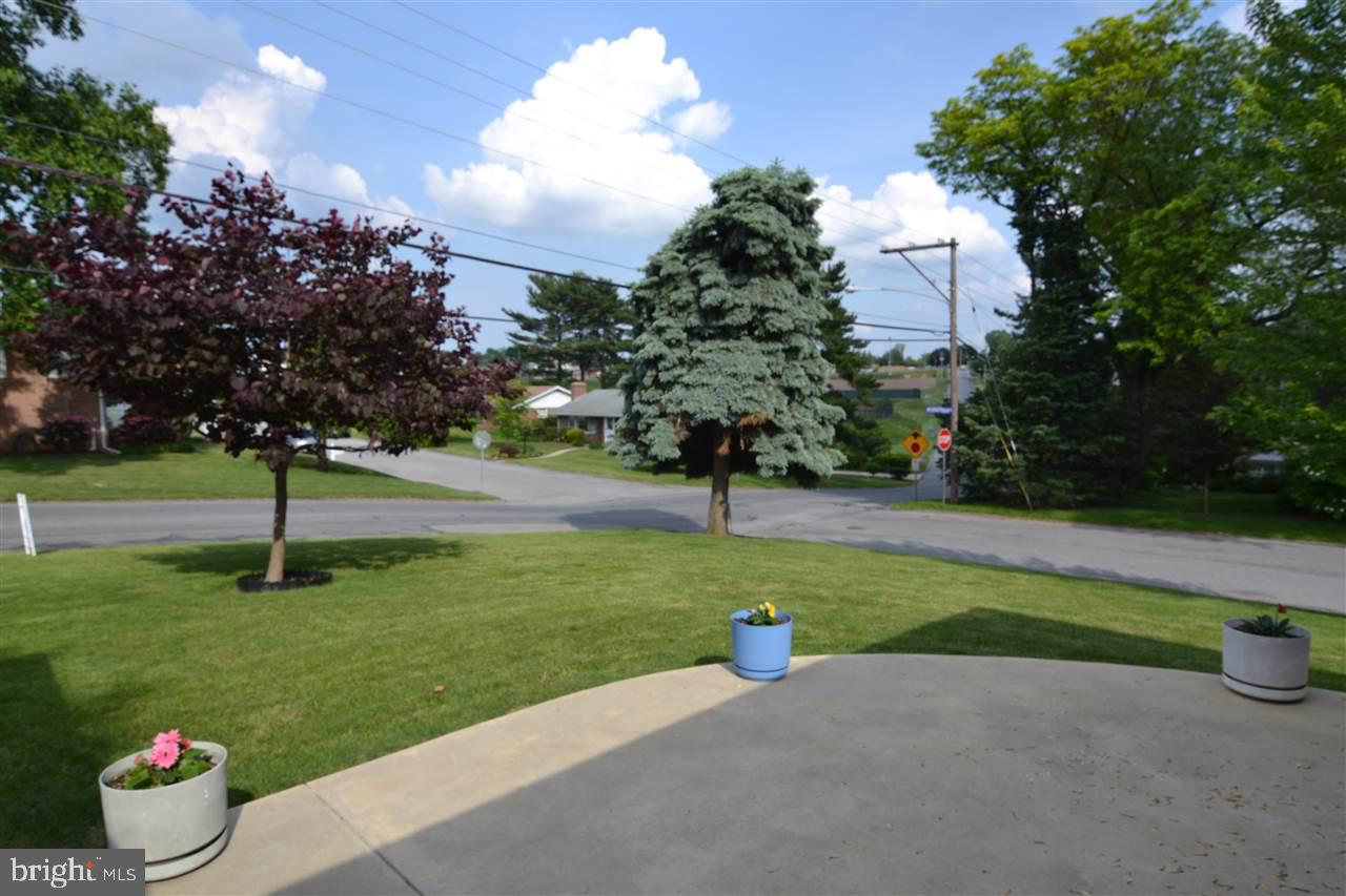 795 Woodberry Road York, PA 17403 - Photo 4 of 29 Gallery Image 4
