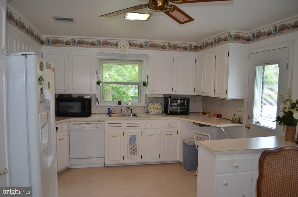 795 Woodberry Road York, PA 17403 - Photo 9 of 29 Gallery Image 9