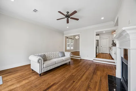 $779,800 | 227 West 24th Street, Houston, TX 77008