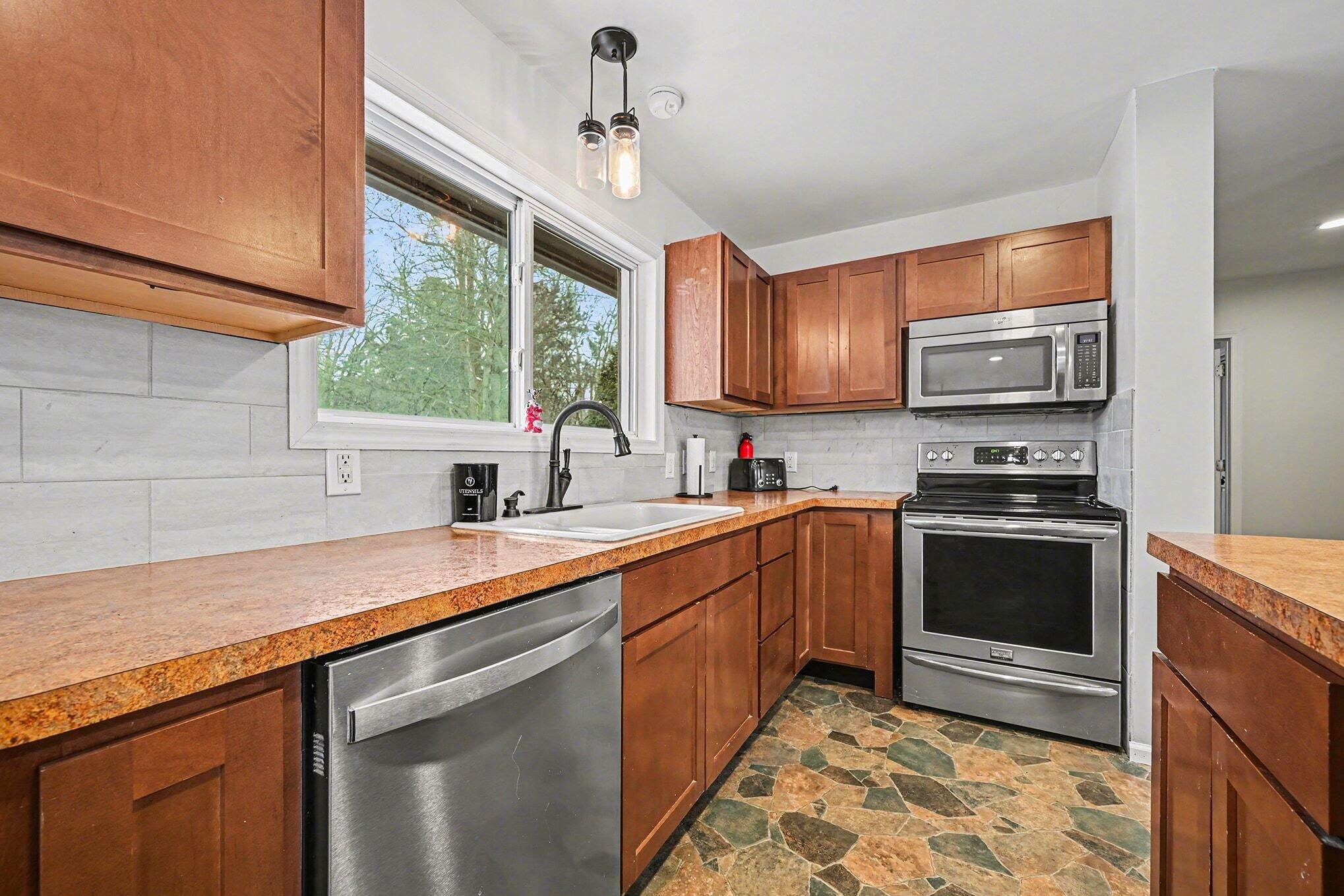 325 West Delhi Road Ann Arbor, MI 48103 - Photo 5 of 15 Kitchen