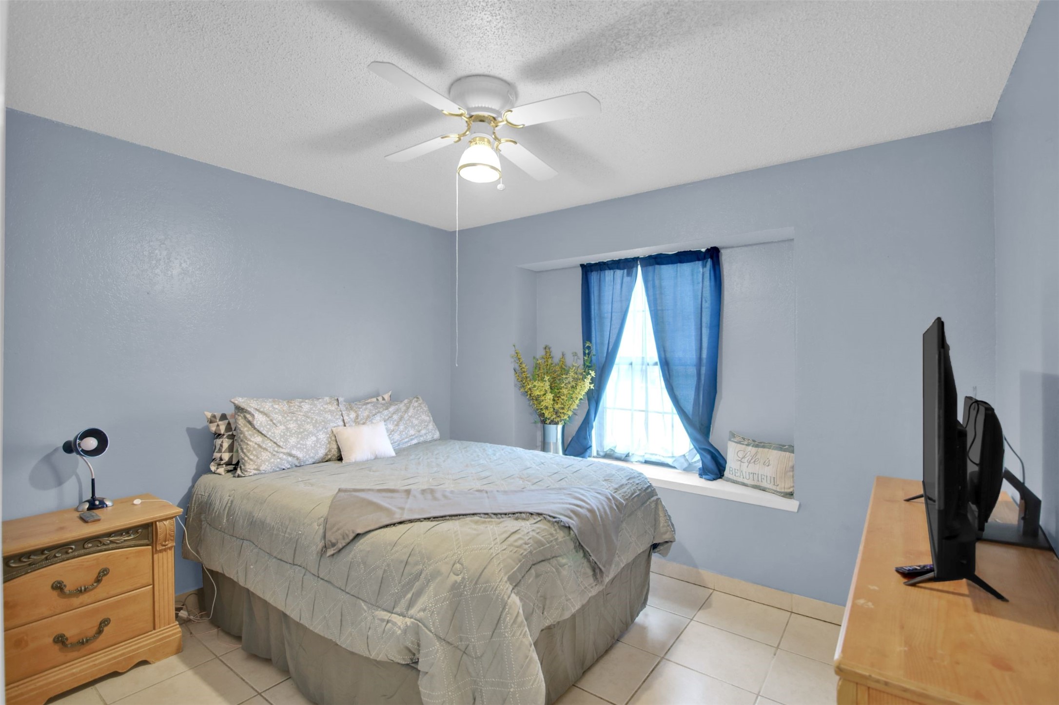 1713 Parkside Circle Round Rock, TX 78664 - Photo 13 of 18 a bedroom with a bed and a chandelier