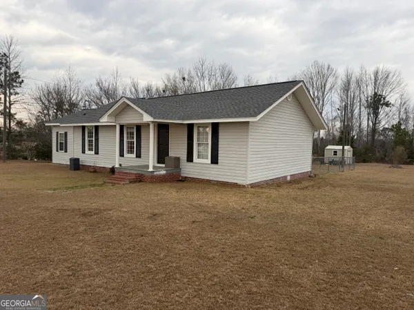a view of a house with a backyard