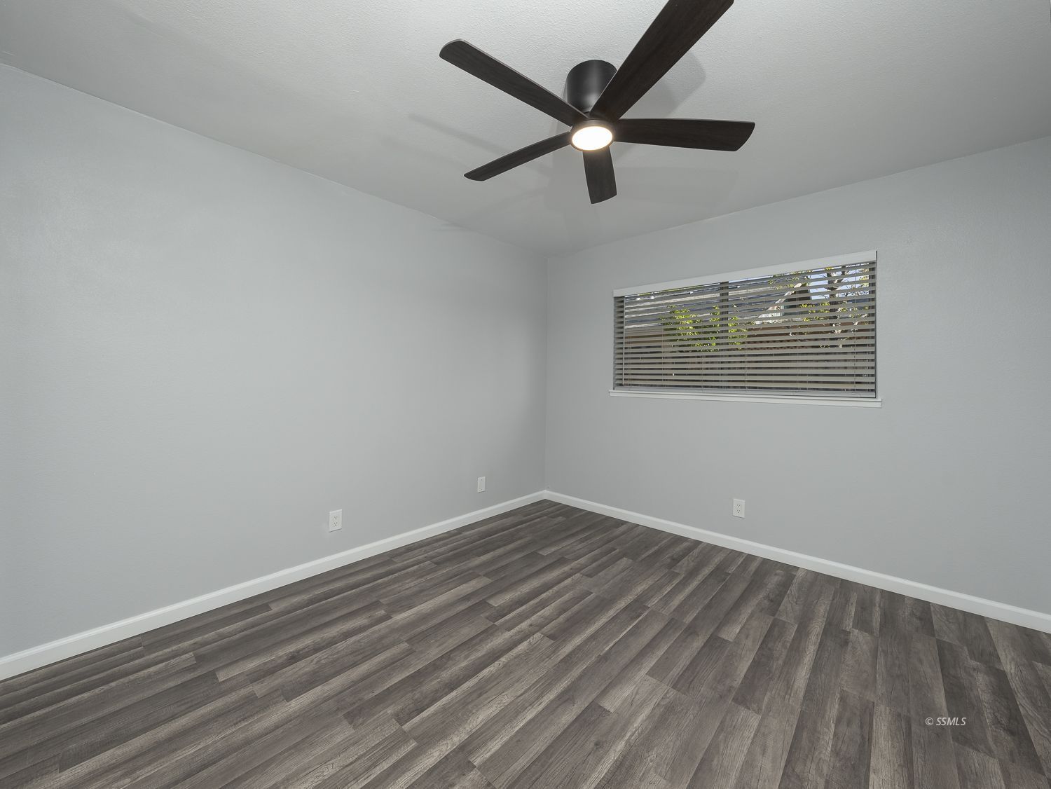 413 South Lincoln Street Ridgecrest, CA 93555 - Photo 15 of 34 an empty room with wooden floor and windows