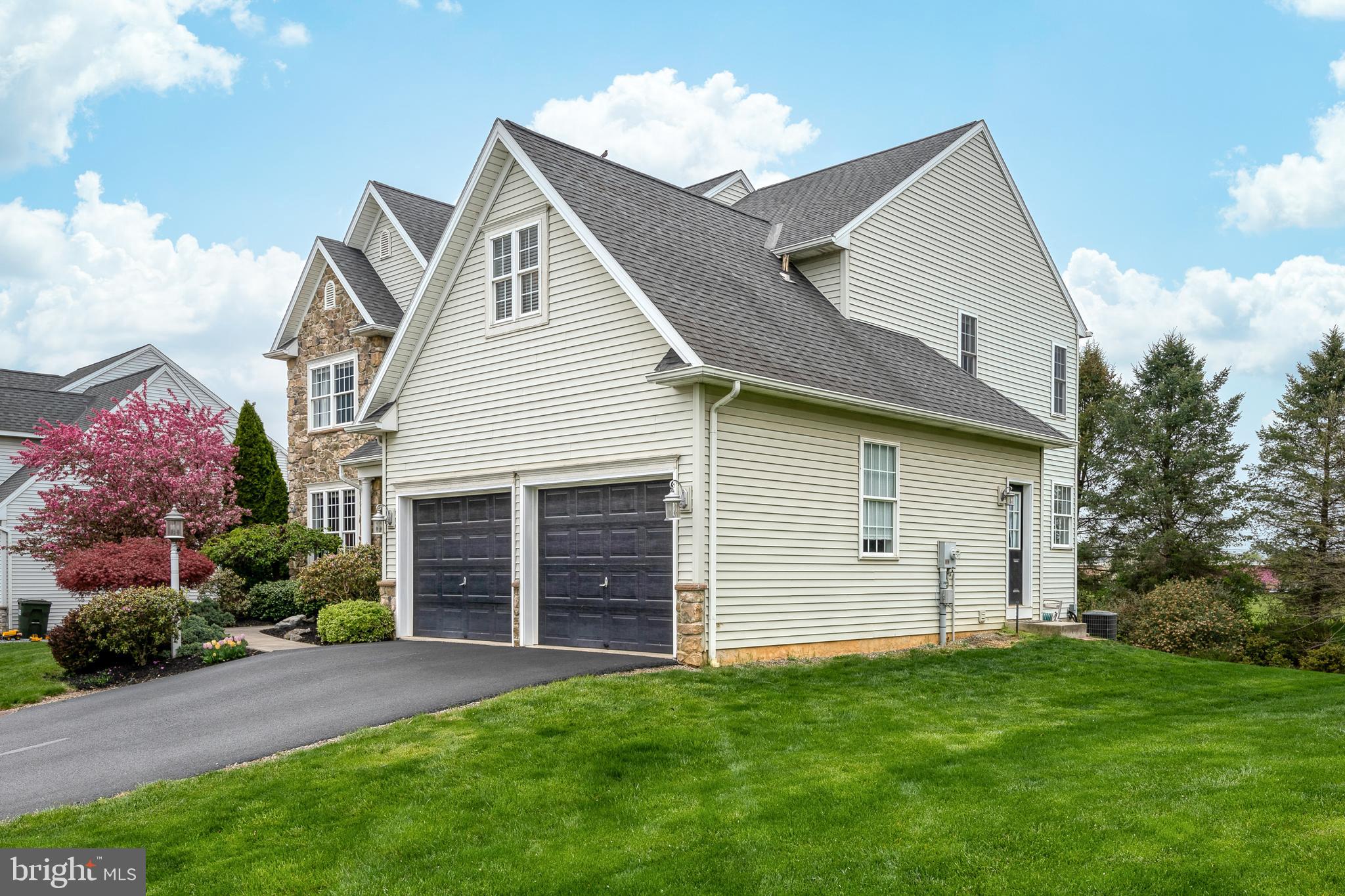 319 Squire Lane Lititz, PA 17543 - Photo 2 of 51 Garage View