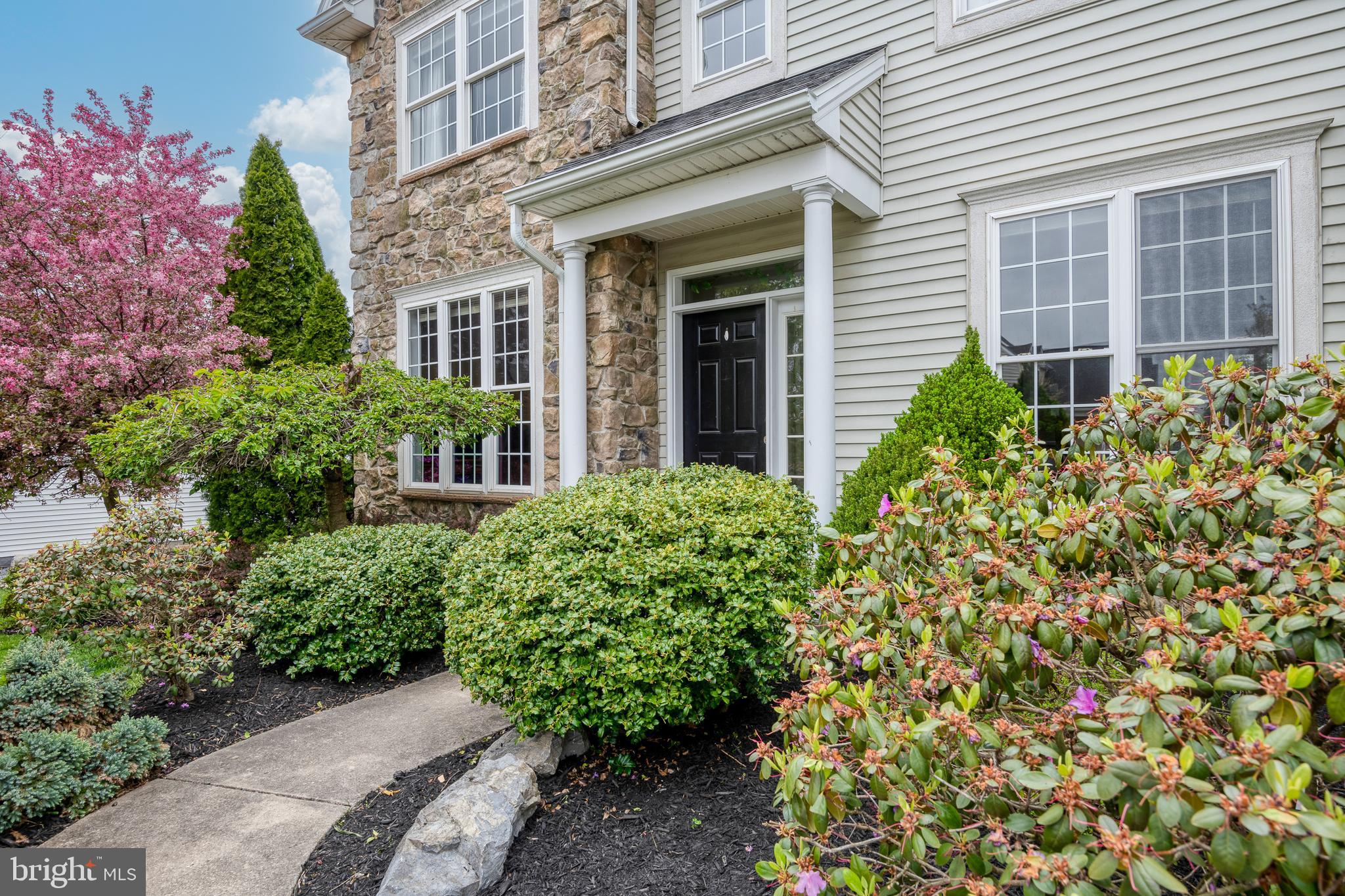 319 Squire Lane Lititz, PA 17543 - Photo 4 of 51 Front Walk
