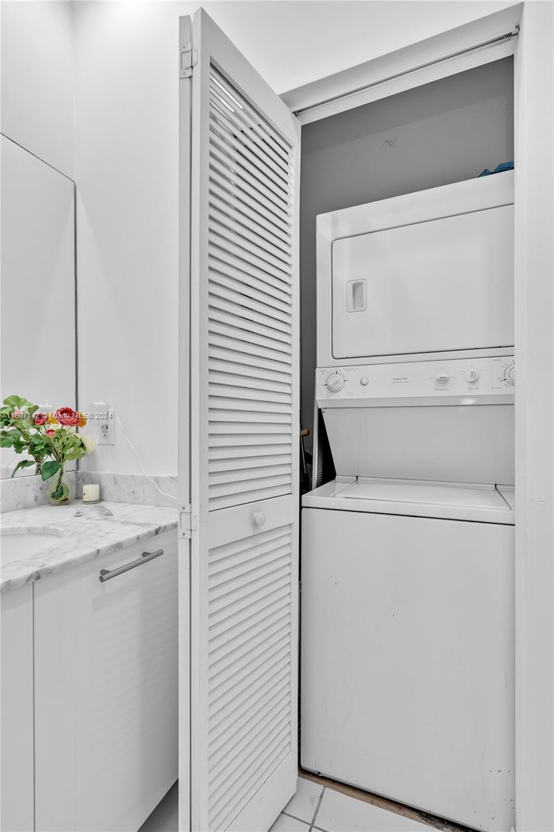 951 Brickell Avenue, Unit PH4111 Miami, FL 33131 - Photo 27 of 32 a utility room with dryer and washer