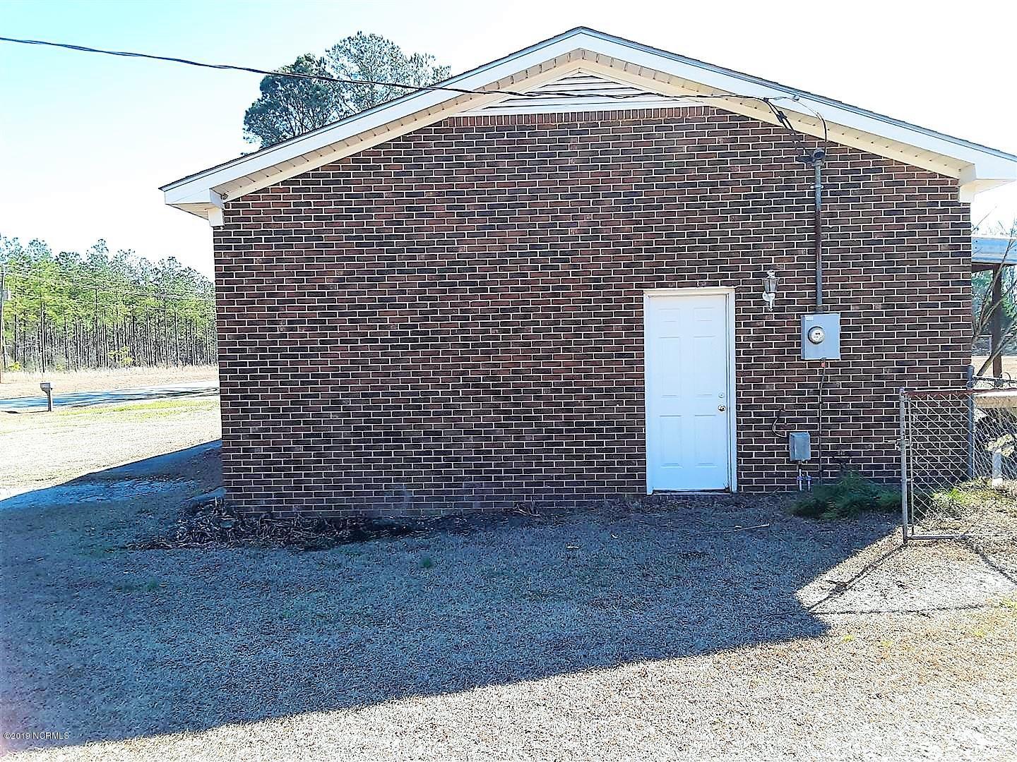 3565 River Road Vanceboro, NC 28586 - Photo 6 of 17 Garage on Right Side of Home