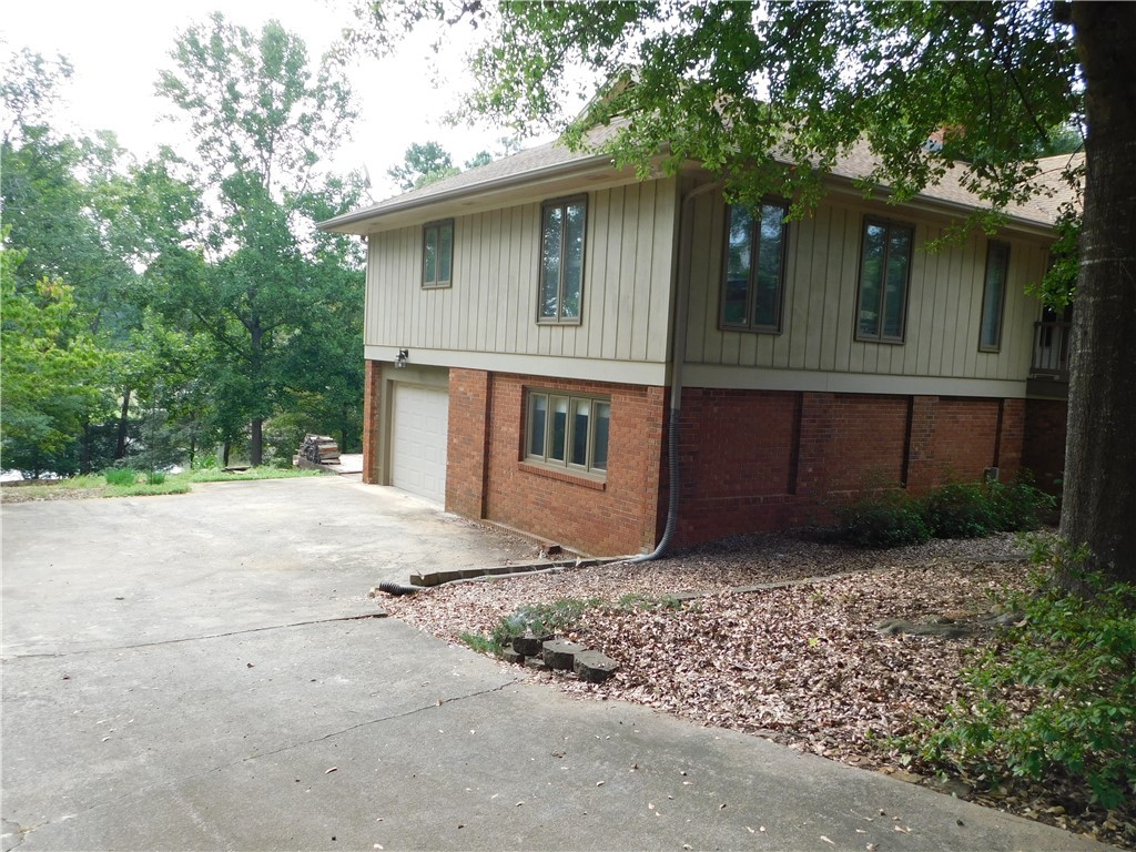 1132 Moorehead Place Pendleton, SC 29670 - Photo 3 of 37 Gently sloping driveway to the 1 car garage.