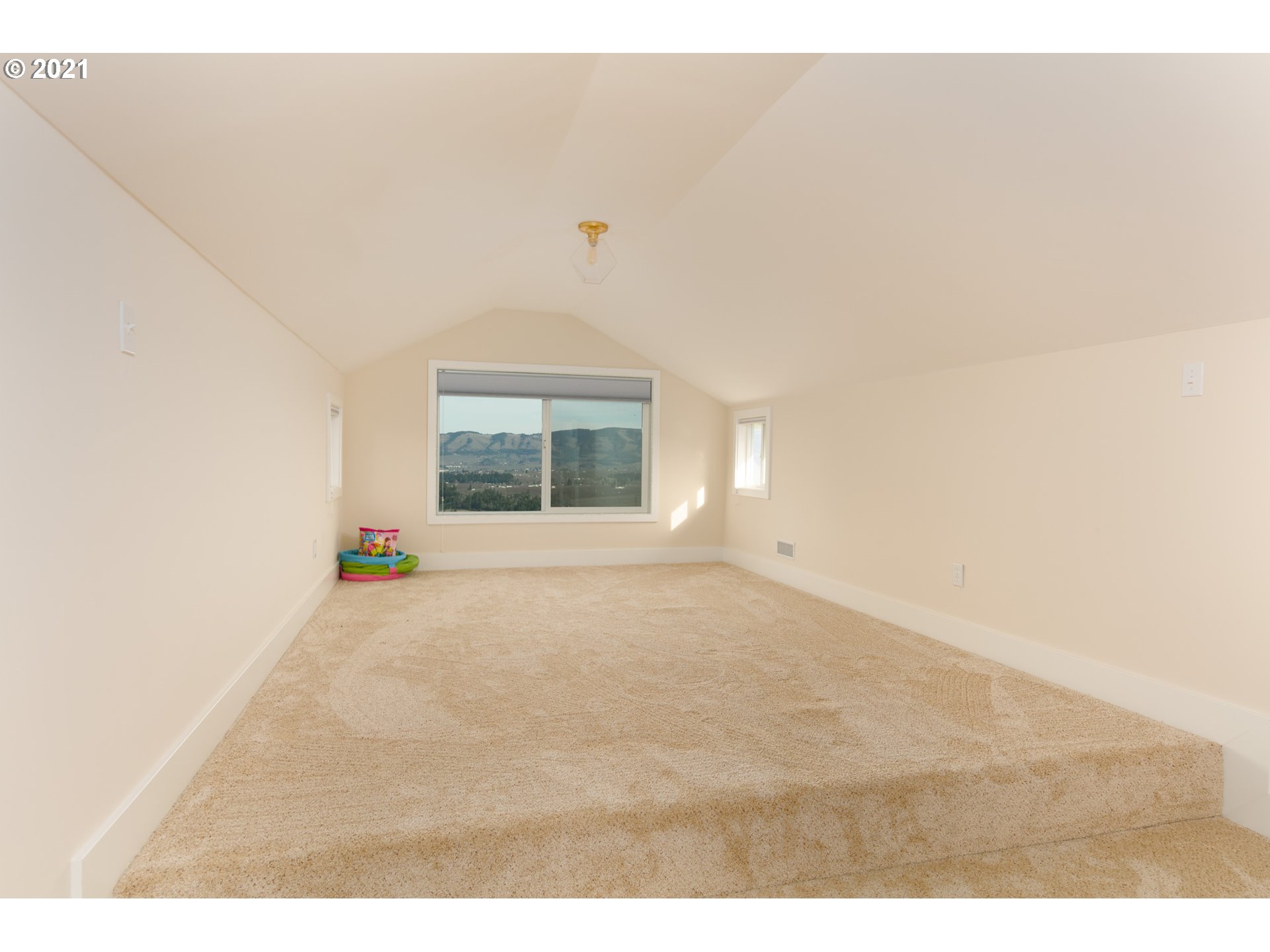 2531 Kingsley Road Hood River, OR 97031 - Photo 15 of 23 Gallery Image 15