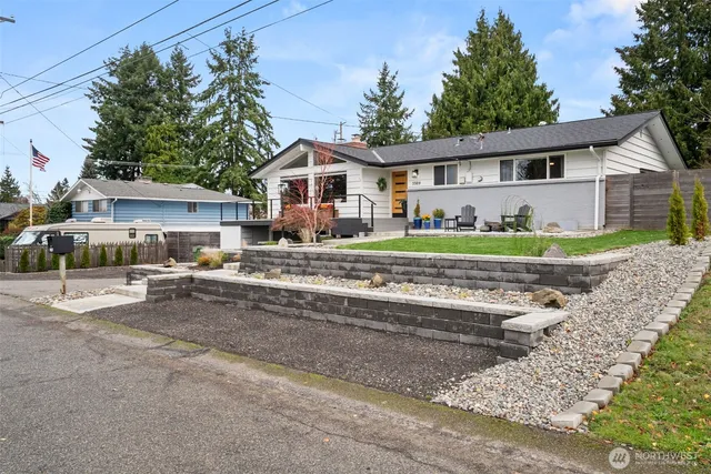 a view of a house with backyard and sitting area