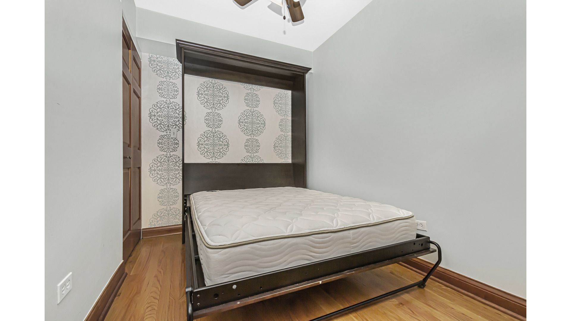 512 West Barry Avenue, Unit 408 Chicago, IL 60657 - Photo 14 of 21 a bedroom with a bed and a window