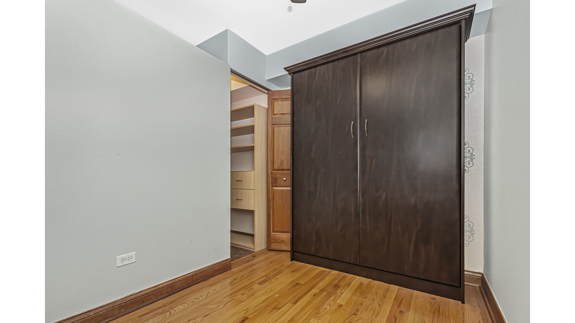 512 West Barry Avenue, Unit 408 Chicago, IL 60657 - Photo 15 of 21 a view of an empty room