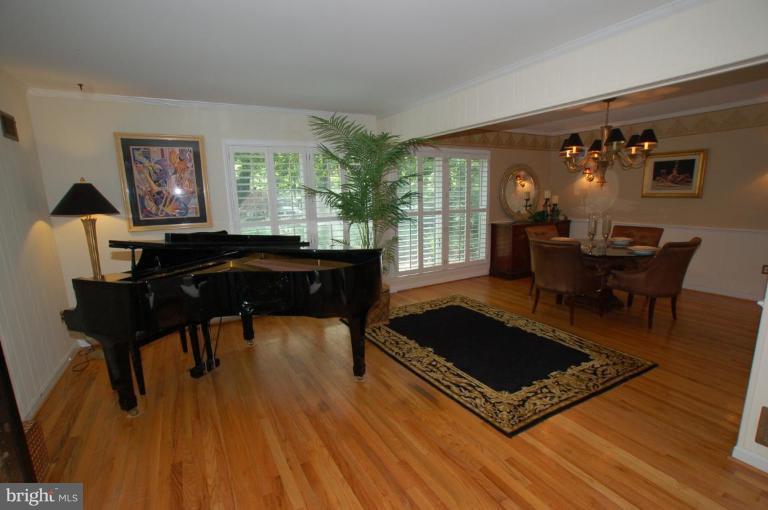 958 Melvin Road Annapolis, MD 21403 - Photo 12 of 29 Living Room/Dining Room
