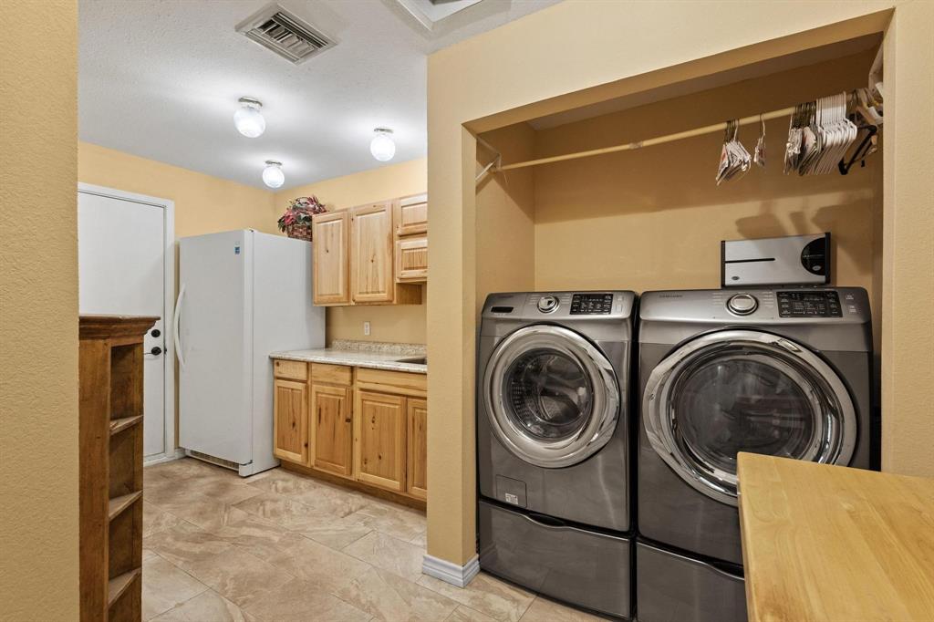 455 Lakepoint Loop Pottsboro, TX 75076 - Photo 24 of 40 Laundry area featuring independent washer and dryer and baseboards