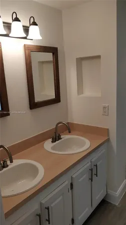 $1,400 | 1975 Northeast 135th Street, Unit 2H, North Miami, FL 33181