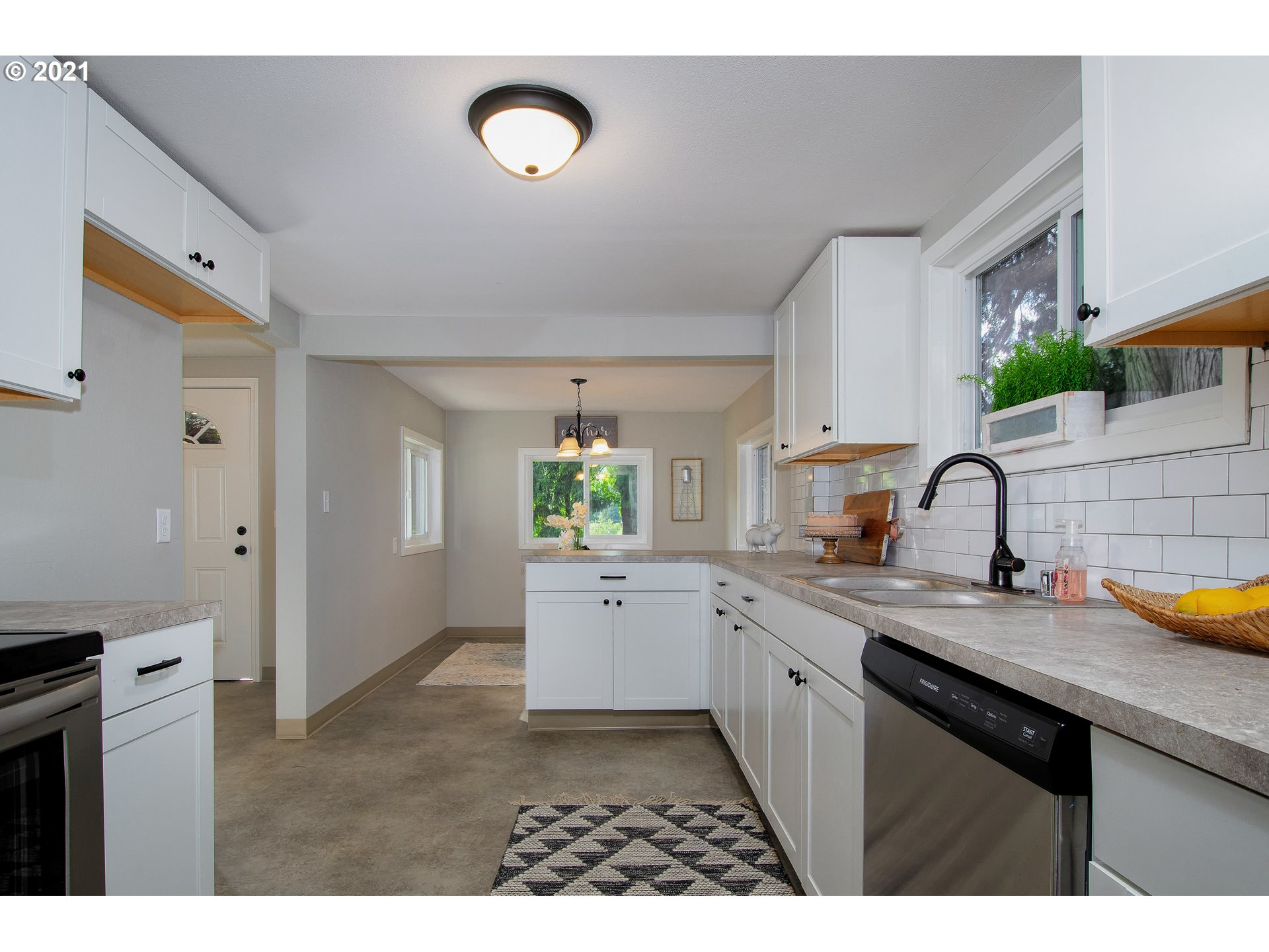 5445 Southeast Jenne Road Portland, OR 97236 - Photo 11 of 32