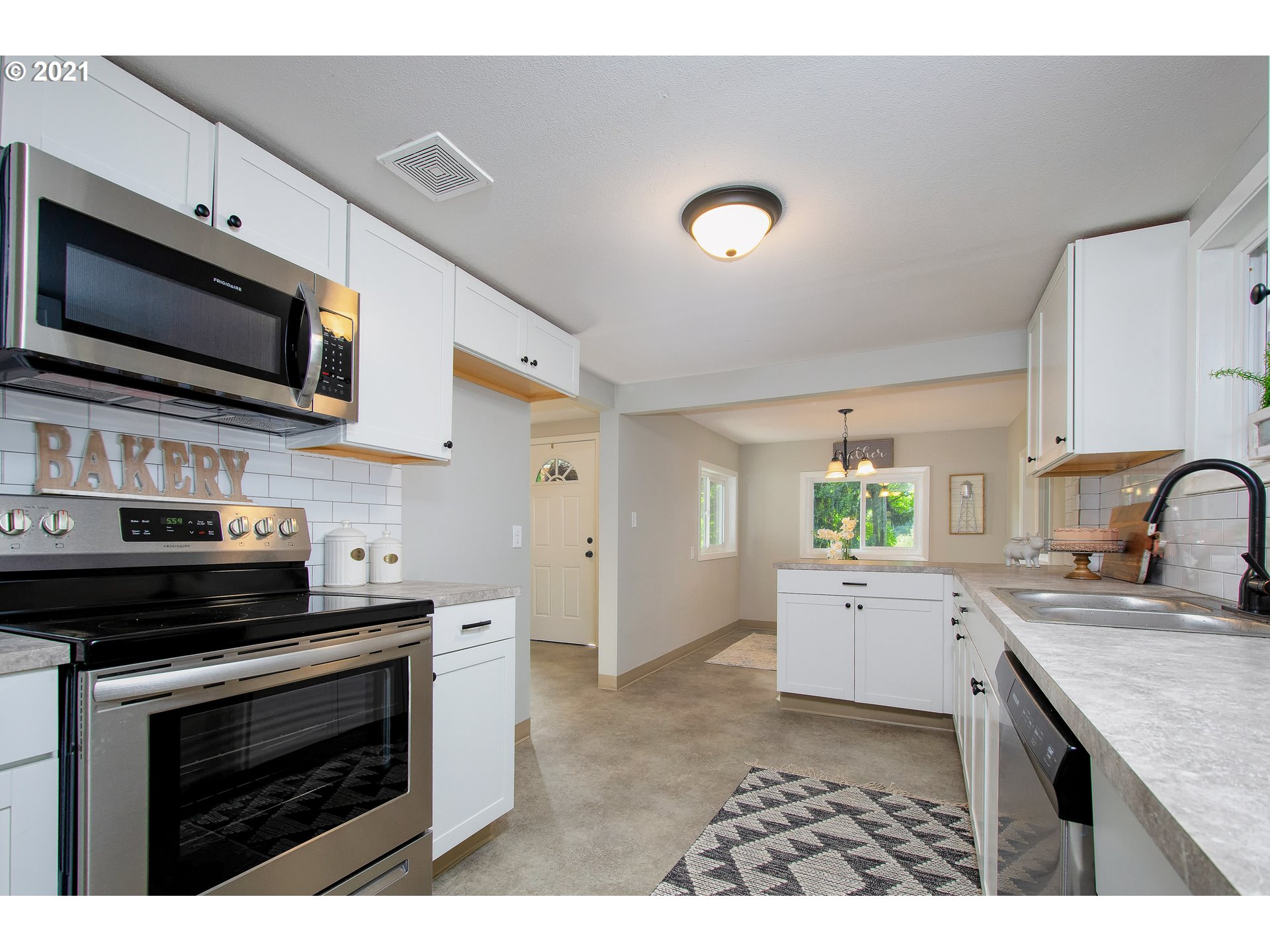 5445 Southeast Jenne Road Portland, OR 97236 - Photo 12 of 32
