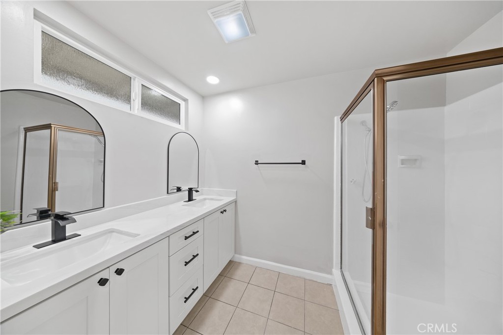 466 South Wellington Road Orange, CA 92869 - Photo 18 of 33 Primary bathroom