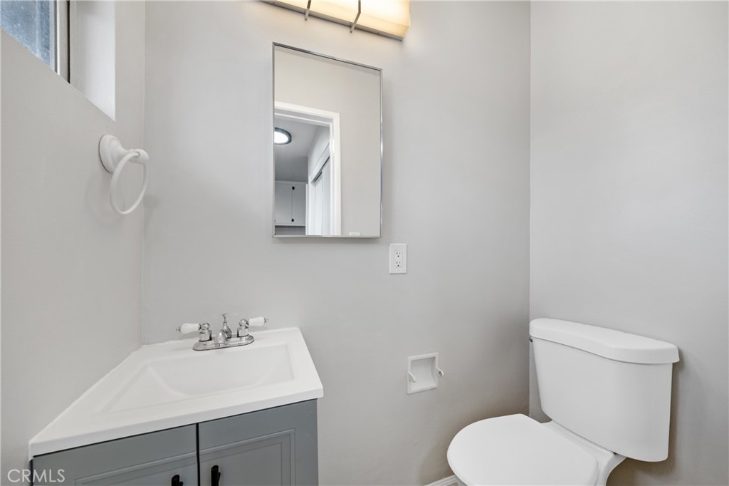 466 South Wellington Road Orange, CA 92869 - Photo 22 of 33 Guest bathrom