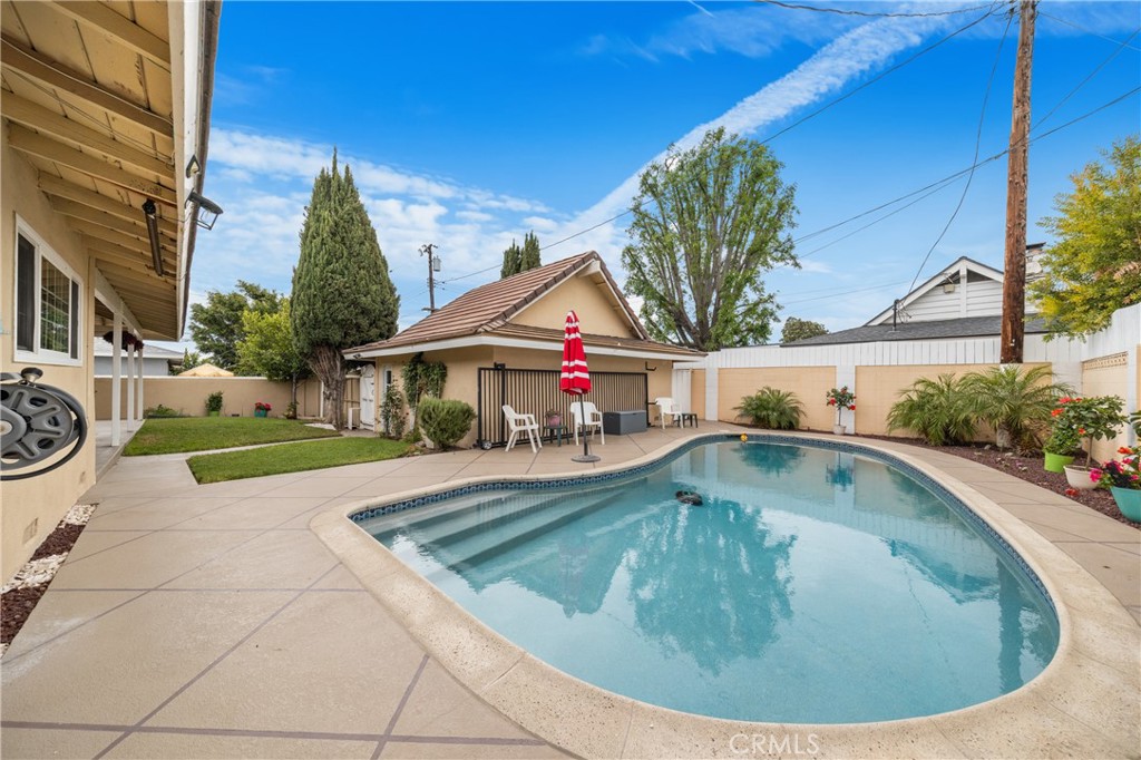 466 South Wellington Road Orange, CA 92869 - Photo 27 of 33 Pool