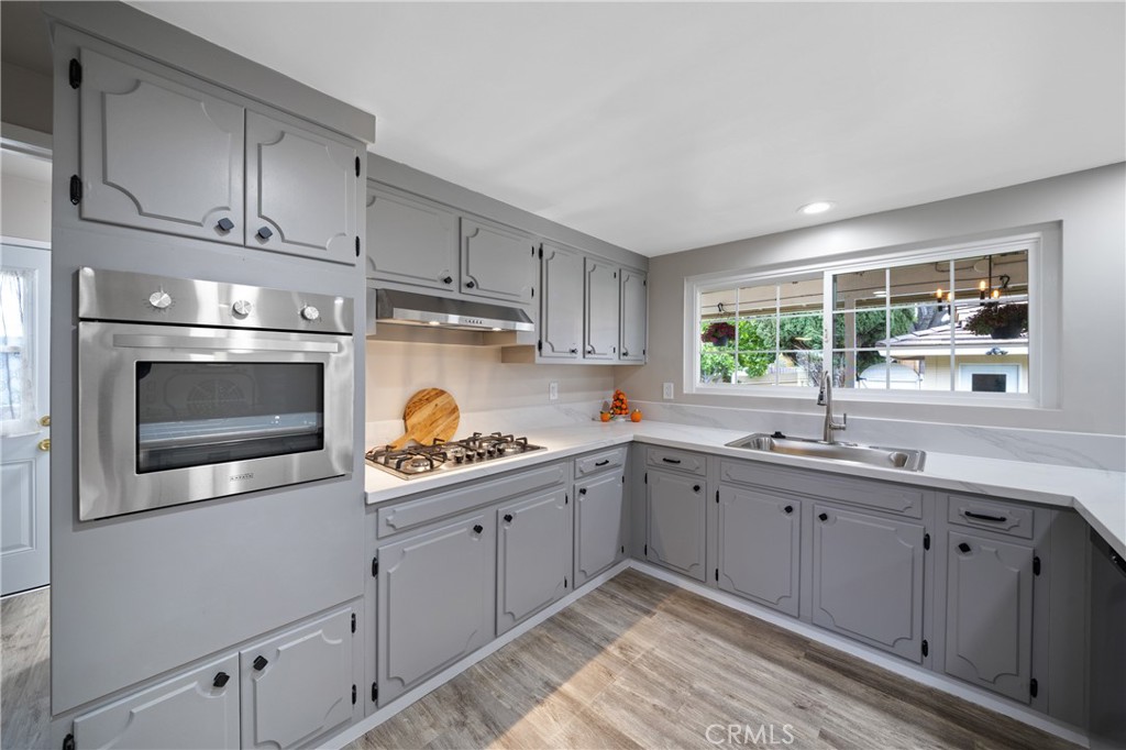 466 South Wellington Road Orange, CA 92869 - Photo 9 of 33 Kitchen