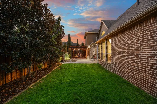 a view of yard with green space
