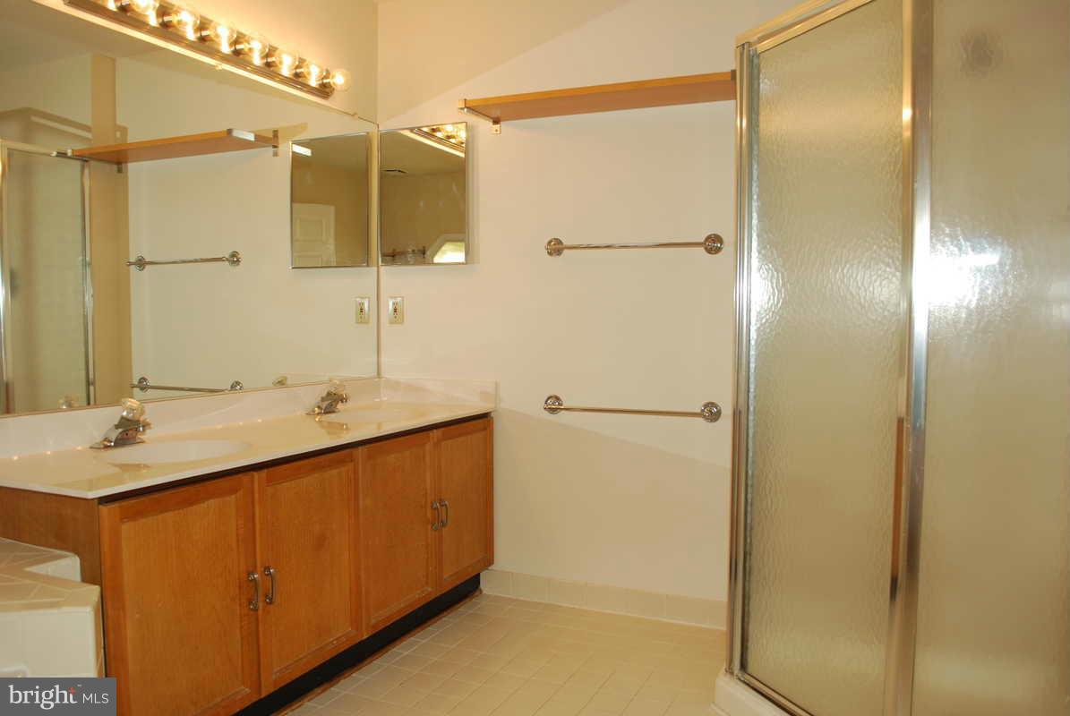7208 Hidden Ridge Court Springfield, VA 22152 - Photo 14 of 25 Bath (Master)