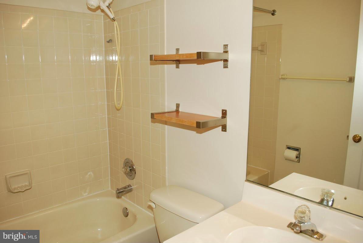 7208 Hidden Ridge Court Springfield, VA 22152 - Photo 17 of 25 Bath