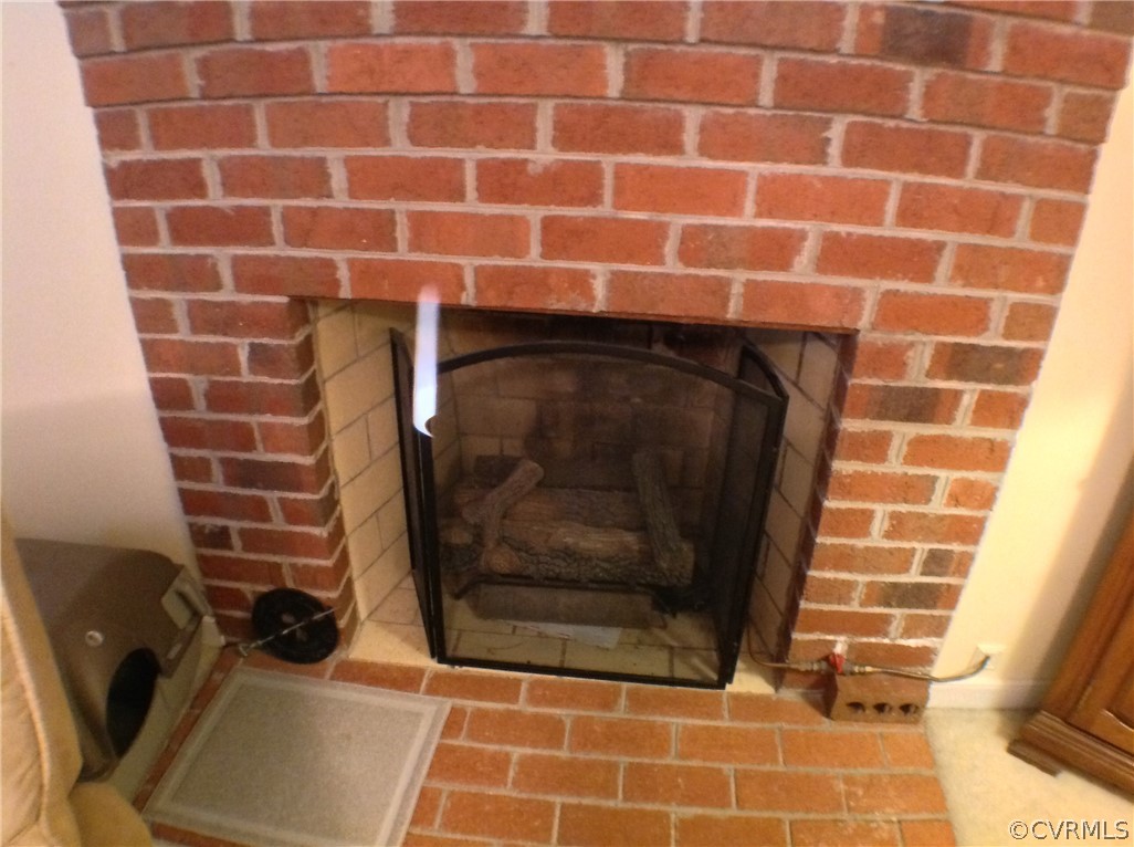 68 Rosebud Run Aylett, VA 23009 - Photo 20 of 50 Newer gas logs for no fuss no muss.