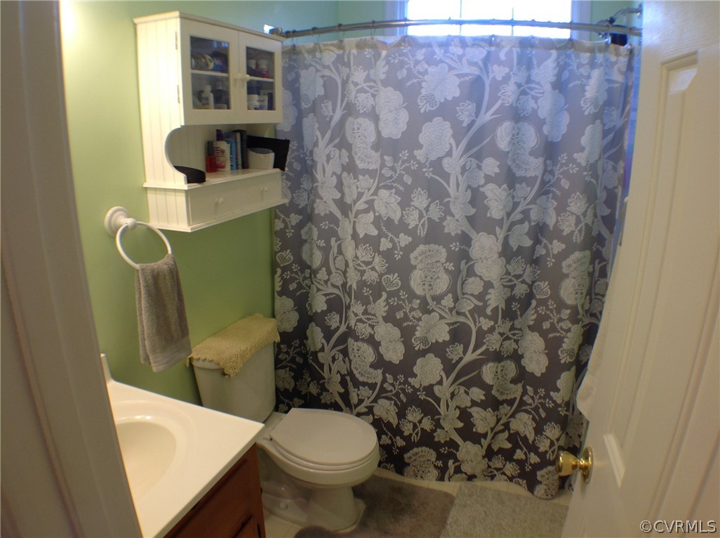 68 Rosebud Run Aylett, VA 23009 - Photo 32 of 50 Level one hall bath, curved shower curtain rod, tr