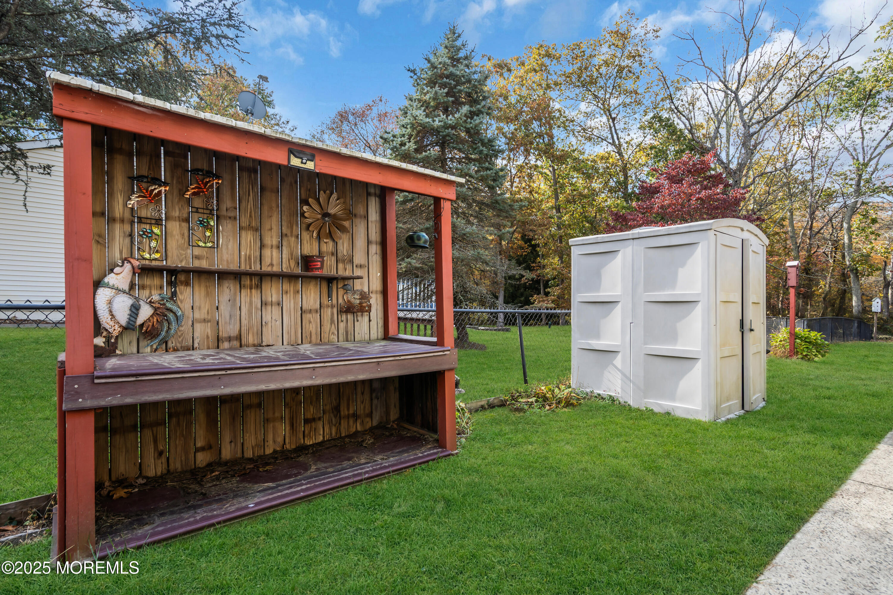 638 Freehold Road Jackson, NJ 08527 - Photo 34 of 61 a view of backyard with wooden fence and a large tree
