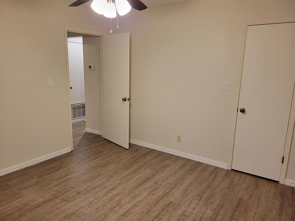 1401 Camp Craft Road, Unit C Austin, TX 78746 - Photo 11 of 12 Relax in a cozy room featuring durable vinyl plank flooring and an overhead ceiling fan for comfort.
